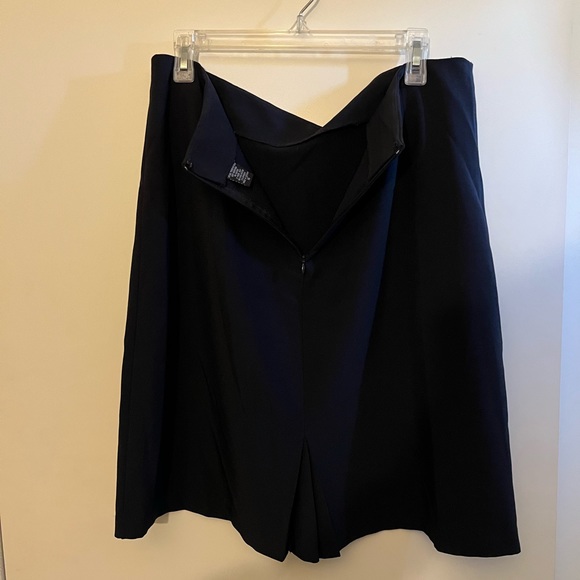 Classy Black Knee Length Business Skirt, Size 16

Has zipper in back - Picture 4 of 5